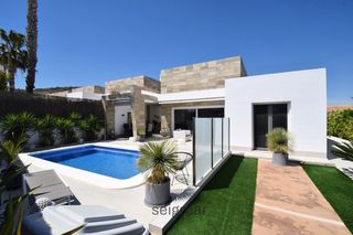 Xalet a Algorfa. Exclusiva vivienda independiente con piscina en la finca golf