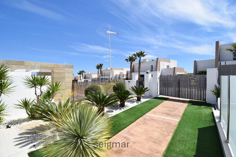 Foto f7bdd388-f5a6-4f9f-b75a-17ae89c08d1e. Xalet amb xemeneia calefacció aparcament piscina a Algorfa