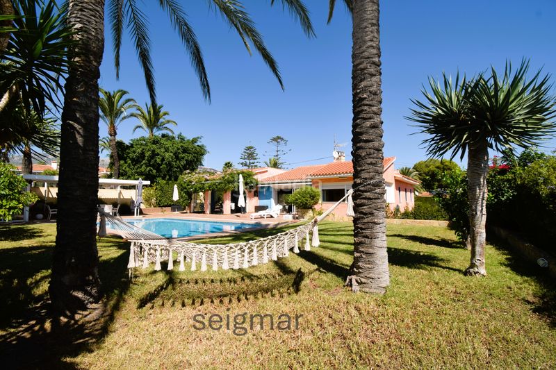 Foto a3246931-b91d-4ba8-b0f3-ab80c8a751dc. Xalet amb xemeneia aparcament piscina a Urbanizaciones Benidorm