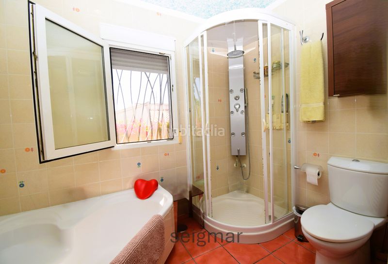 Foto cf4b6693-86b6-499e-a760-63d2705440d7. Xalet amb xemeneia aparcament piscina a Urbanizaciones Benidorm