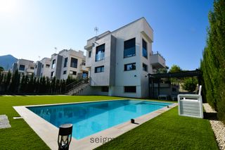 Chalet à Montebello - Nou Espai. Chalet moderno e independiente con piscina en la nucía