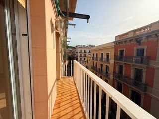 Pis  Carrer de salvà. Piso lleno de luz en el corazón de poble sec