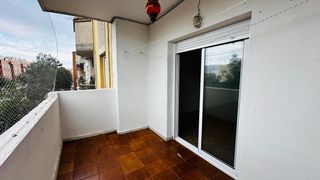 Flat  Calle del rey juan carlos i. Venta de amplio piso con tres dormitorios y plaza de garaje