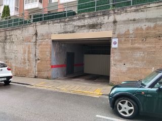 Parking coche en Calle jerez 9. Plaza de garaje para coche grande