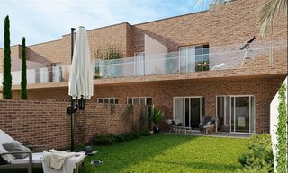 Casa adossada a Pere bombard� 43. Exclusiva vivienda con jardin y luz natural en zona via europa