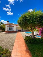 Casa en Los Gallos. Encantador chalet independiente con piscina y amplio jardín en u
