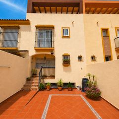 Casa in Tarifa Ciudad. Vivienda con vistas al mar y gran patio privado en tarifa