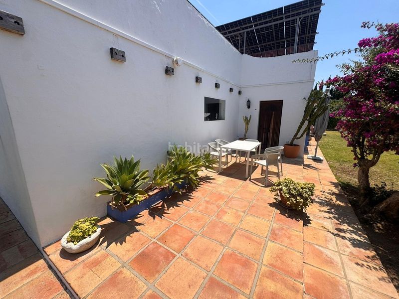Foto bd7acd69-6558-44c0-aeb5-70307f93b3f7. Edificio in Roche Conil de la Frontera