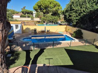 Edifici a Las Lagunas - Campano. Chalet independiente con piscina en chiclana