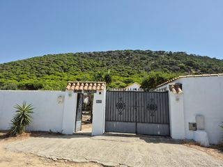Mas à Los Caños de Meca. Terreno segregado hipotecable con 2 casas en urb cabo de trafalg