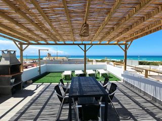 Casa a El Palmar. Casa de tres dormitorios con solárium y vistas al mar en el palm