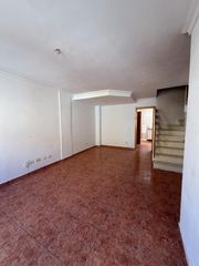 Casa aparellada  Prof j ant viera armas 5. Vivienda de 3 dormitorios con terraza, 2 baños y aseo