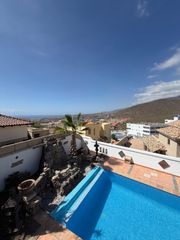 Xalet a Torviscas Centro y Alto. Villa con carácter, piscina privada y vistas al mar en costa ade