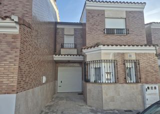 Casa  Valle inclán. Adosado con garaje y piscina frente a colegio en zona familiar