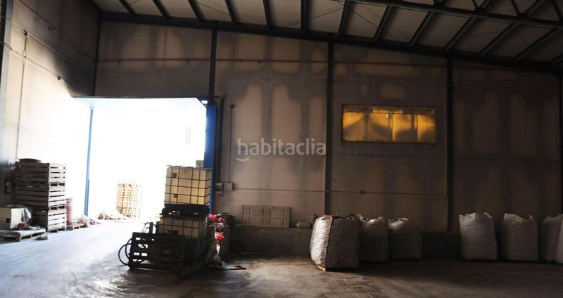 Foto e5b3a9d5-8582-4186-8641-86fc77910b90. Nave industrial  en venta en Campo de Criptana