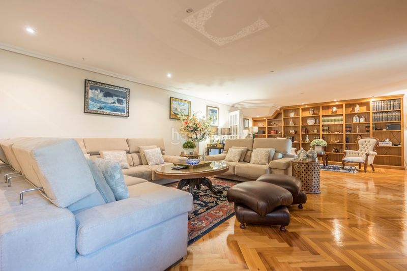 Foto 131b65e2-dbfb-4188-8b34-29fd8488f587. Casa adossada amb xemeneia calefacció aparcament piscina a Boadilla del Monte