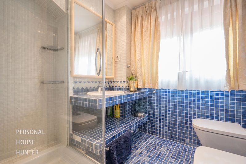 Foto 4d15729d-0893-406a-bb2c-574aabccbd4d. Casa adossada amb xemeneia calefacció aparcament piscina a Boadilla del Monte