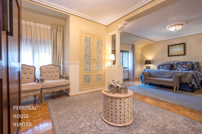 Foto c7fee4b5-b0ce-4304-9088-5baaa8b7ae26. Casa adossada amb xemeneia calefacció aparcament piscina a Boadilla del Monte