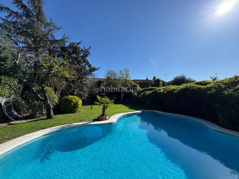 Foto ee8116bb-b530-4d9a-81f4-4a7bf20c28de. Casa adossada amb xemeneia calefacció aparcament piscina a Boadilla del Monte