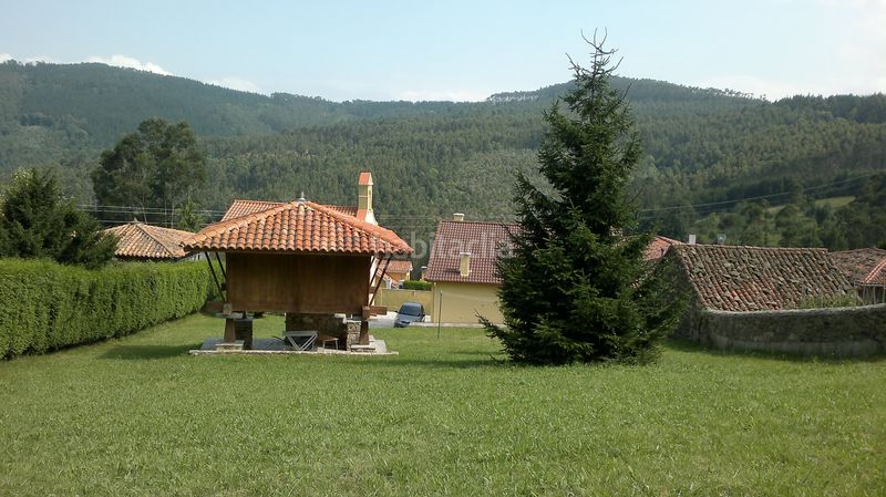 Foto 1ad3b233-c8cf-442b-8927-3302e1a5e594. Casa aparellada amb xemeneia calefacció aparcament a Cudillero