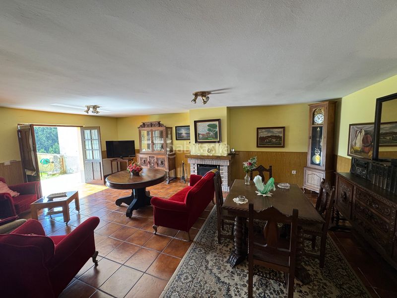 Foto 73afee72-8dbf-462b-ba5f-3b77ff93de41. Casa aparellada amb xemeneia calefacció aparcament a Cudillero