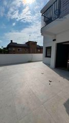 Casa adossada a Centre. Casa a tres vientos reformada a estrenar con jardín y vistas mar