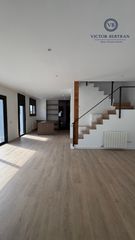 Casa adosada en Centre. Casa a tres vientos reformada a estrenar con jardín y vistas mar