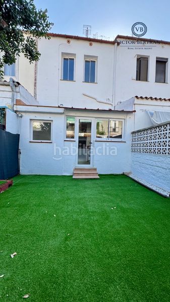 Foto a51dcb61-0821-4d16-a4fb-c34e43d45902. Casa aparellada a Centre Masnou (El)