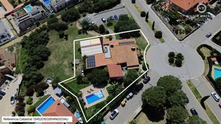Masía en Palau-saverdera. Oportunidad de negocio - masía catalana con restaurante y vivien