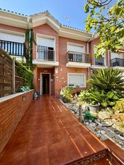 Casa aparellada a Zona Alta. Casa con piscina privada y garaje para dos coches