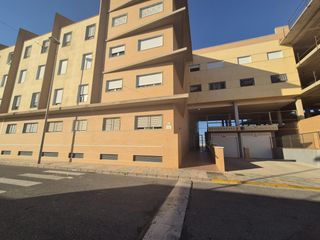Pis a Puebla de Vícar. Amplio piso de 3 hab. junto al colegio en zona tranquila llanos