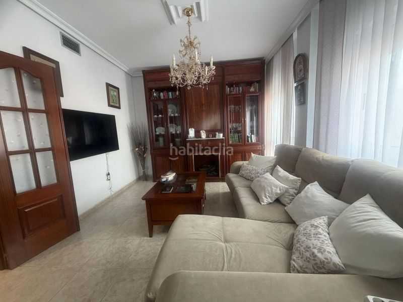 Foto f6ec9d51-2393-4ec5-826b-309fe2118e3c. Casa adossada amb aparcament a Centro Cáceres