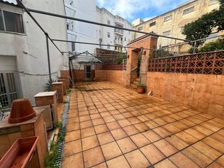 Edificio in Casco Antiguo. Edificio semireformado en el corazón de cáceres  oportunidad úni