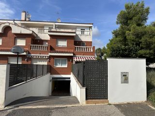 Casa adossada a El vendrell - pj plom 30. Casa adosada esquinera con jardín privado