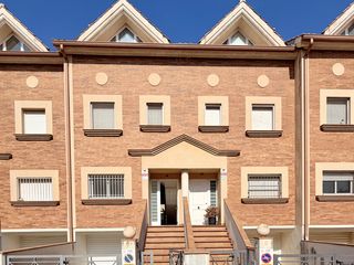 Casa a El vendrell - cl costa daurada 28. Casa adosada de 5 habitaciones, garaje y piscina