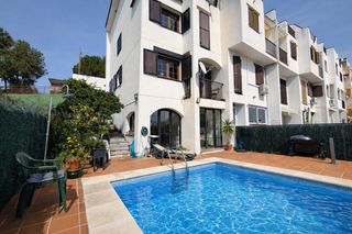 Reihenhaus in El vendrell - cl pirineus 4. Casa adosada esquinera con piscina privada en bonavista