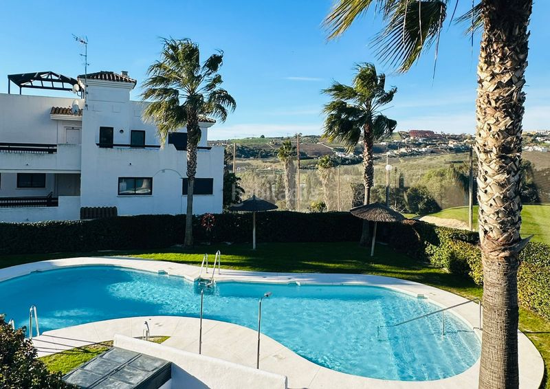 Foto b9c7a1dc-3b3e-48fc-b961-050d58248c20. Pis amb aparcament piscina a Casares golf - Casares del sol Casares