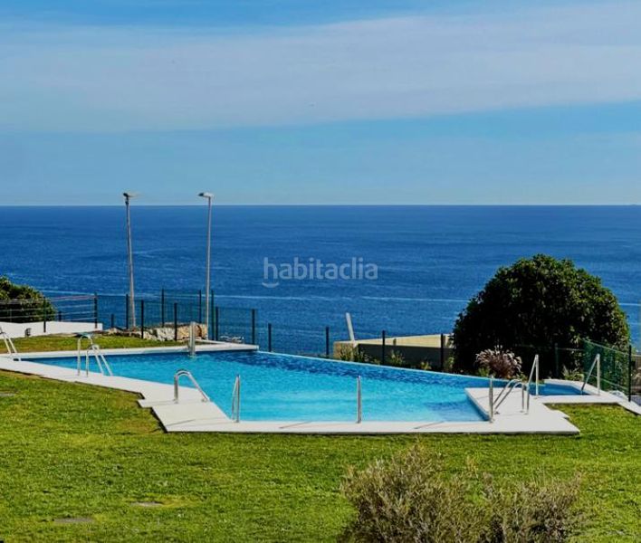 Foto f8b3fdc3-1f50-40ff-bc28-a7b474b451d2. Pis amb piscina a bahía de Casares Casares