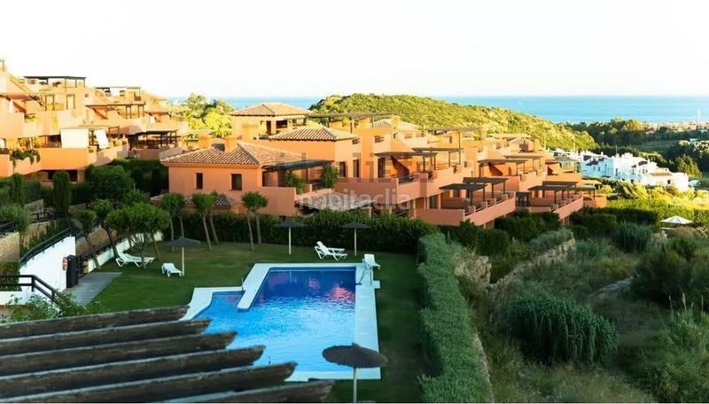 Foto b9b5f172-4bc5-4396-adfc-94850c10264d. Pis amb calefacció aparcament piscina a Casares golf - Casares del sol Casares