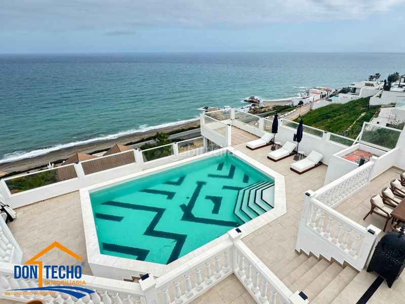 Foto a8a22a8f-2ca0-4876-95eb-9a55adf02320. Xalet amb xemeneia aparcament piscina a Chullera Manilva