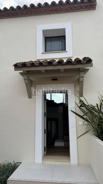 Foto e32dd5eb-1bda-476d-93ab-233cc6ec1456. Casa adossada amb xemeneia aparcament piscina a Valle Romano Golf Estepona