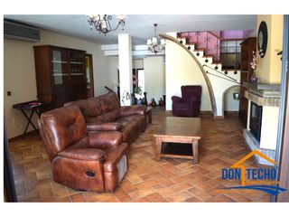 Casa aparellada  Calle chanquete. A la venta exclusiva villa en primera línea de golf en la duques