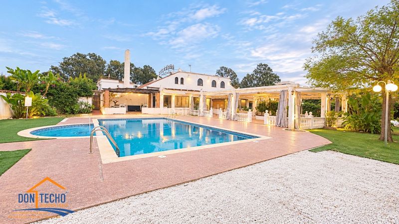 Foto c4570682-0095-4e14-9ae1-0113f5af4720. Edifici amb piscina a Zona Calvario Estepona