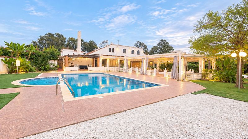 Foto cabe20a8-264d-4a06-ab2c-25cdc623e748. Edifici amb piscina a Zona Calvario Estepona