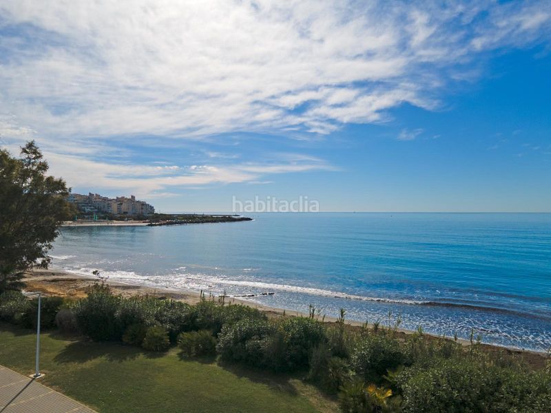 Foto a3c5dd46-59e3-45f8-bee3-d5b57757fa1a. Pis amb aparcament piscina a puerto de Estepona Estepona