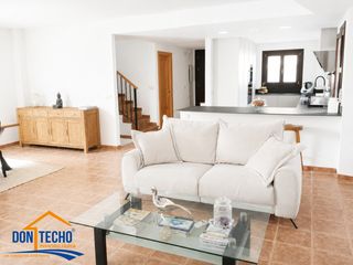 Casa aparellada  Calle del priorato. Descubre una vivienda con auténtica personalidad en una de las z