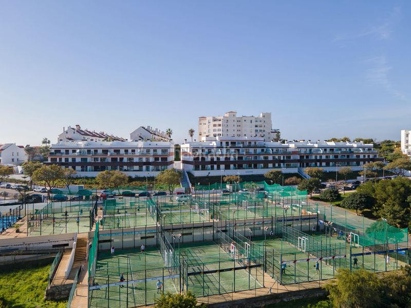 Foto f83d5ee3-b474-44f2-bf07-5241f0eec140. Àtic amb piscina a Huerta Nueva Estepona