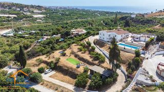Chalet  Calle rio seco. A la venta preciosa villa única e independiente en nerja (málaga