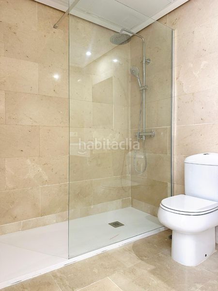 Foto c81b8c83-eba9-47e3-b5f5-e5a554b81010. Àtic amb xemeneia piscina a San Luis de Sabinillas Manilva