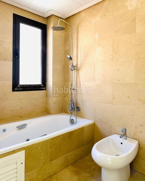 Foto d39c135d-bbe6-4a60-8429-44ce36b83f03. Àtic amb xemeneia piscina a San Luis de Sabinillas Manilva